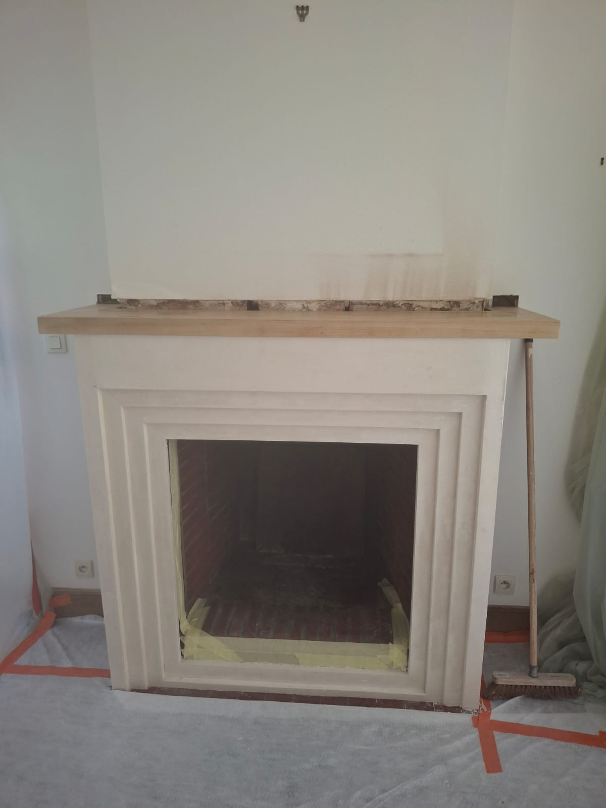 Application des moulures en staff sur une cheminée d&rsquo;antan pour la moderniser