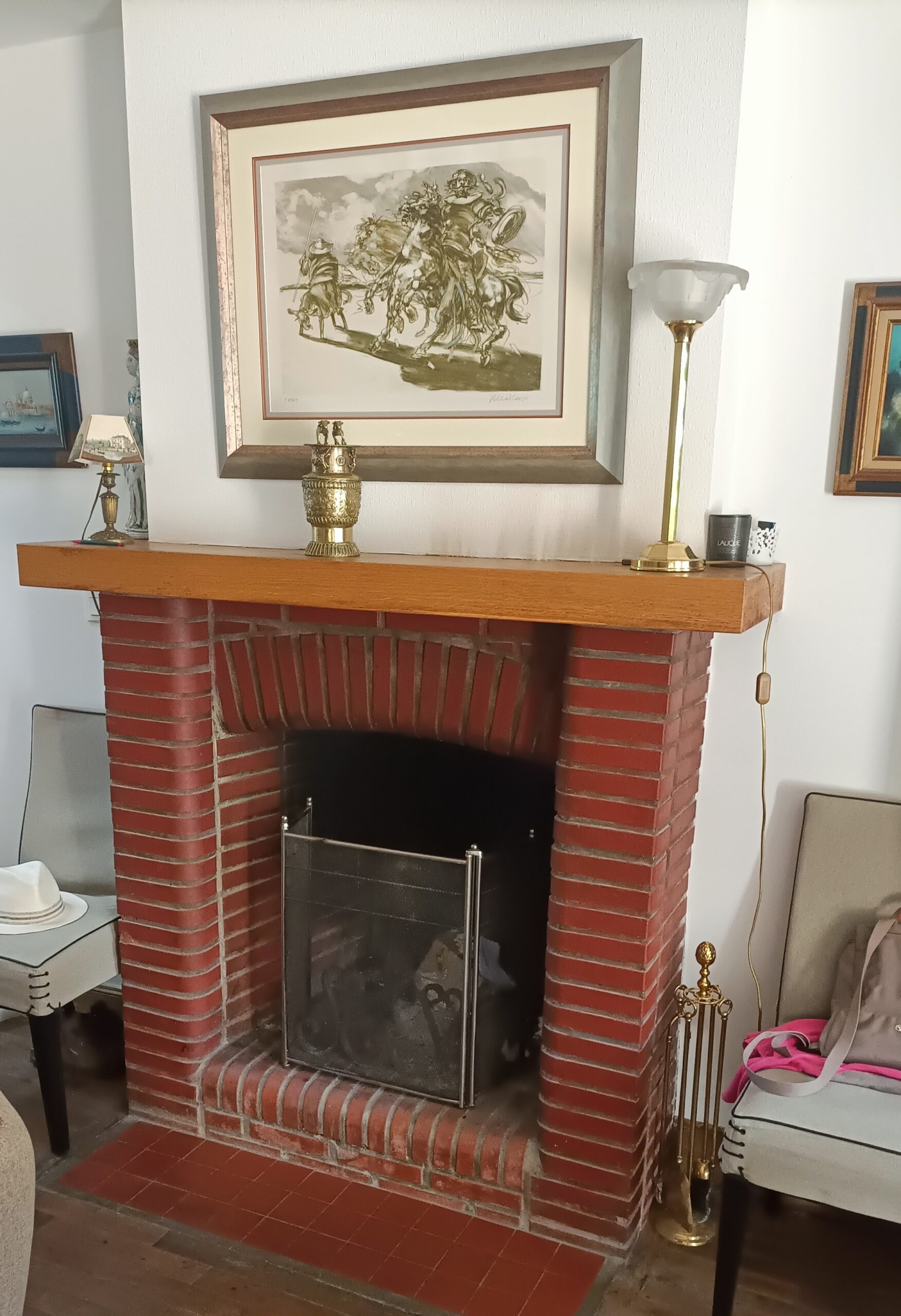 Cheminée en brique avec un charme d&rsquo;antan