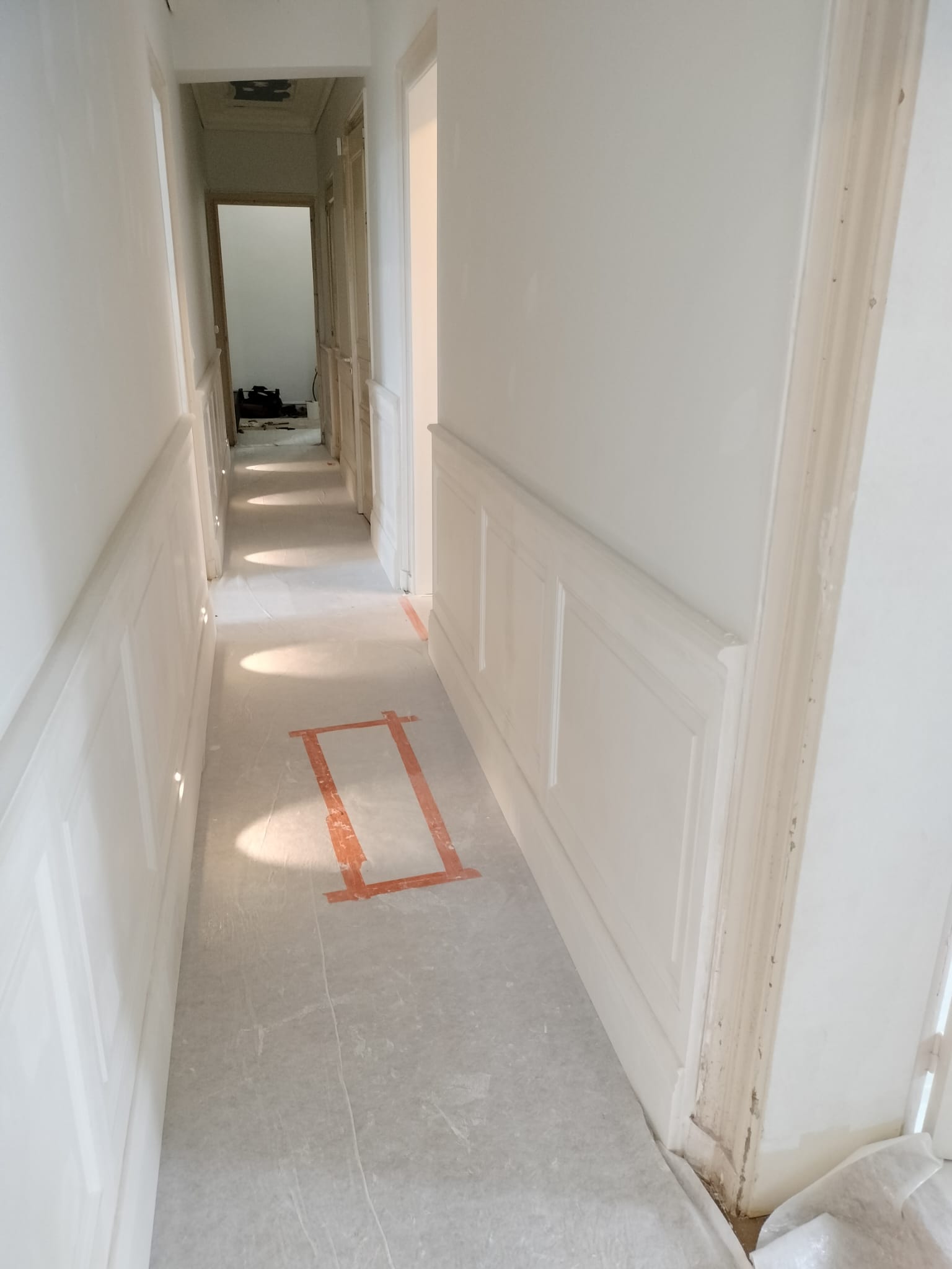 Panneau moulurés dans un couloir