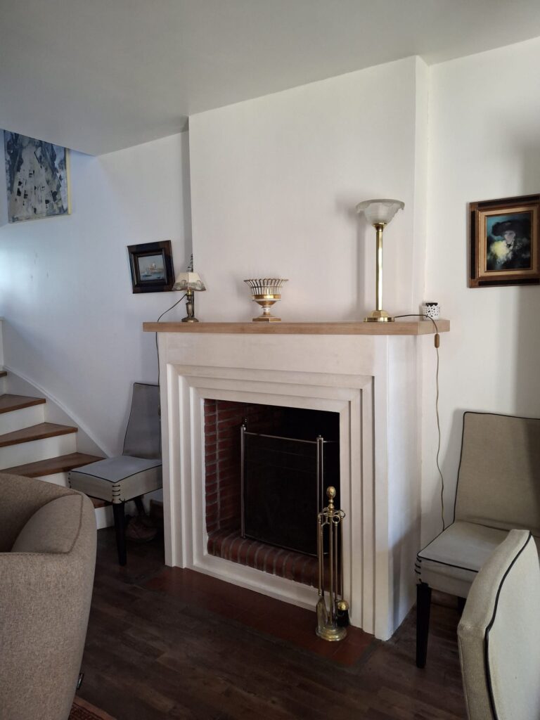 Cheminée en staff à l'ésthétique moderne et lignes épurées Cheminée en staff à l'ésthétique moderne et lignes épurées